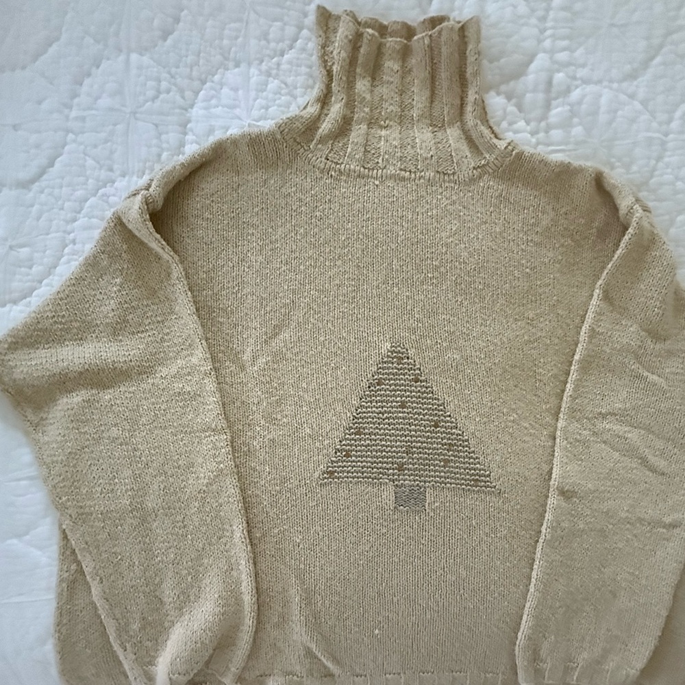 Christmas Sweater 
Embroidered..pale taupe/green
Hip length..very roomy large